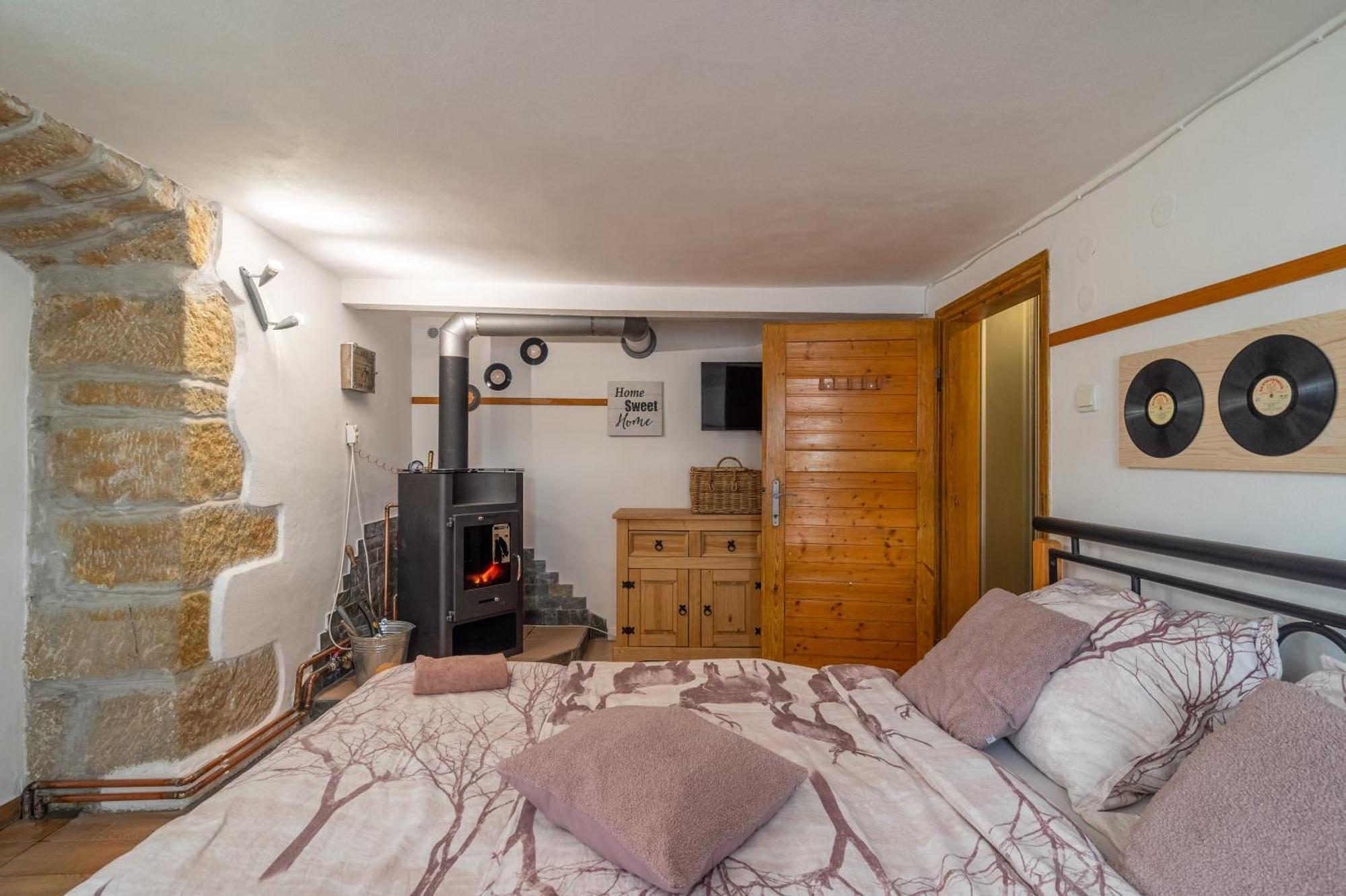 Apartman Karin Rovensko pod Troskami Eksteriør billede